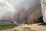 Imagini TERIFIANTE din China. Oraș înghițit de praf, după ce este lovit de o uriașă furtună de nisip - VIDEO