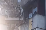 Incendiu într-un bloc din Slatina. O femeie a suferit mai multe arsuri pe mâini, iar 20 de persoane au fost evacuate 
