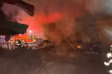 Incendiu violent în Pitești. Intervenție masivă a pompierilor - VIDEO