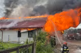 Incendiu violent în județul Buzău. Pompierii din două județe încearcă să stingă flăcările care au cuprins două case -VIDEO 