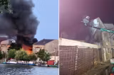 Incendiu în apropierea unei pensiuni din Sulina. Pompierii au intervenit cu ambarcațiuni pentru stingerea focului