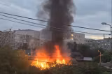Incendiu în Capitală. O casă din lemn a ars în întregime. 6 autospeciale de stingere, prezente la fața locului - FOTO