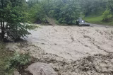 Inundații devastatoare în județul Prahova. Sute de oameni izolați, puhoaiele au rupt drumuri și podețe – VIDEO