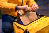 Controverse în lumea livrărilor: un curier susține că gustă zilnic din comenzile clienților. Imaginile au stârnit reacții puternice