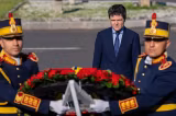 Nicușor Dan depune o coroană de flori în memoria victimelor Mineriadei. Ceremonie simbolică după instituirea unei noi zile naționale