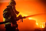 Explozie urmată de incendiu într-un bloc din Timișoara. Peste 40 de persoane au fost evacuate, iar trei victime au primit îngrijiri medicale