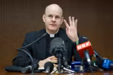 Exorcist celebru din Washington, înlăturat din funcție după ce a spus că extratereștrii sunt demoni