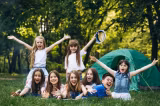 9.000 de locuri gratuite pentru elevii români din străinătate. Au început înscrierile pentru cele mai așteptate tabere ale verii