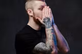 Un român din Austria a ajuns după gratii din cauza tatuajelor de pe corp. Judecătorul a rămas fără cuvinte când l-a văzut