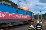Incendiu la o locomotivă în Gara Sinaia. Trenul transporta motorină, intervenție de urgență a pompierilor