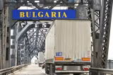 Scăpăm de cozi la vama Giurgiu! Taxa de pod pentru Ruse se va putea plăti online din 15 iunie. Cum funcționează noul sistem cu barieră automată
