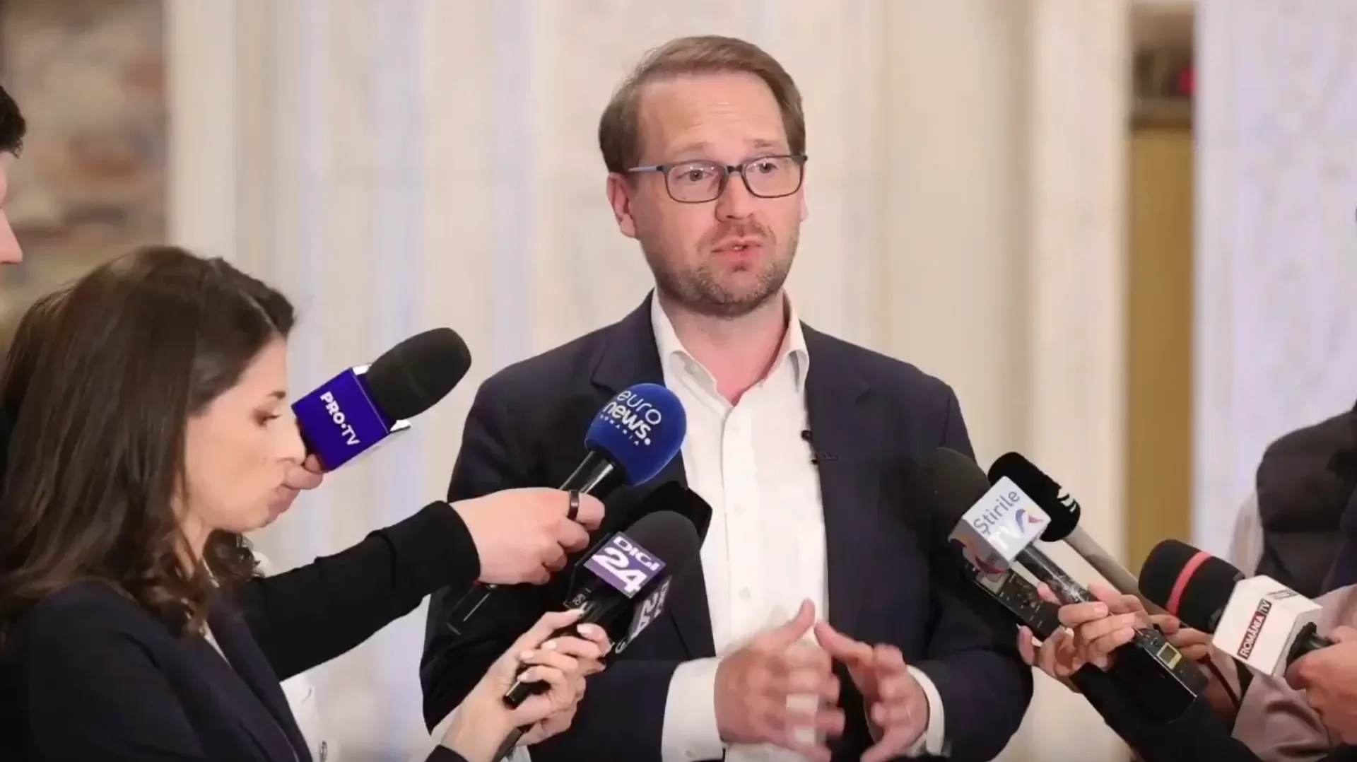 Șantaj internațional pentru salvarea lui Dominic Fritz. Globaliștii cer blocarea banilor din PNRR ca să-l salveze