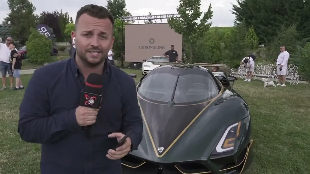 Expoziție spectaculoasă cu mașini de lux, modele de colectie