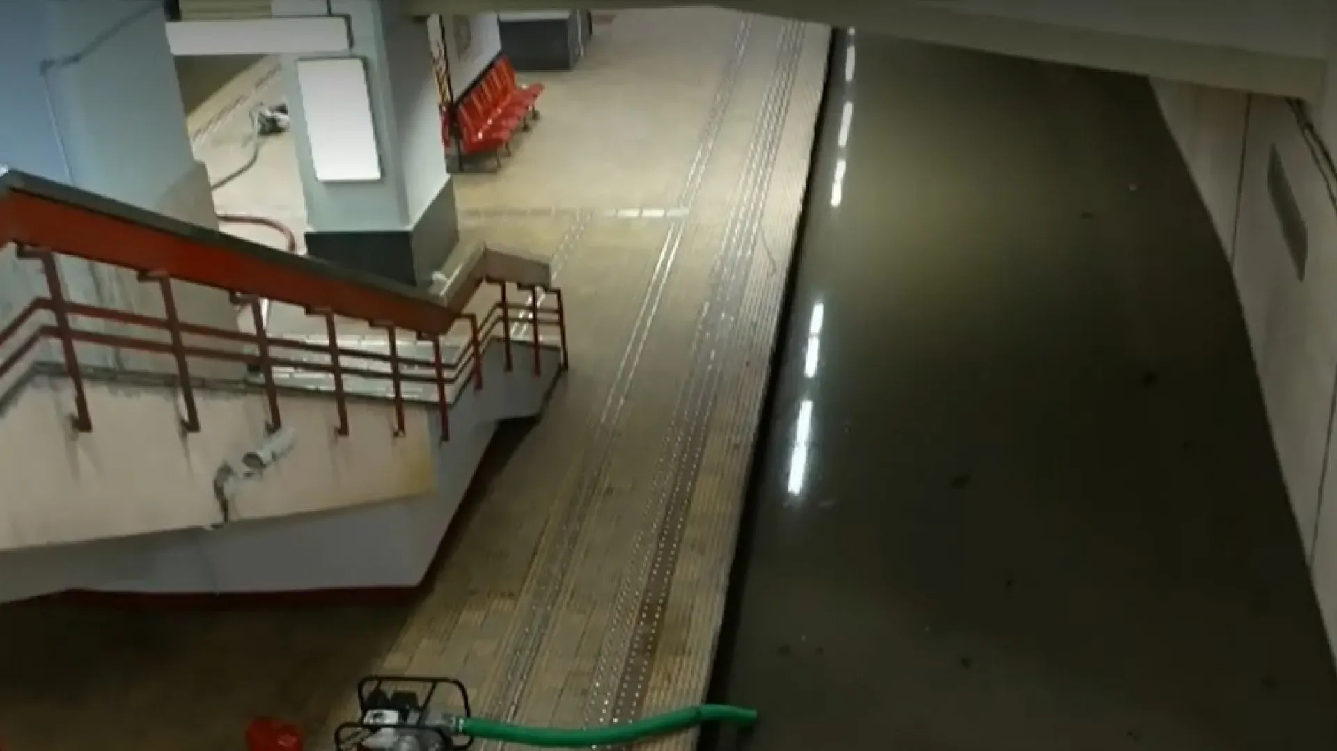 Caz suspect de infectare cu Legionella după inundațiile de la metrou