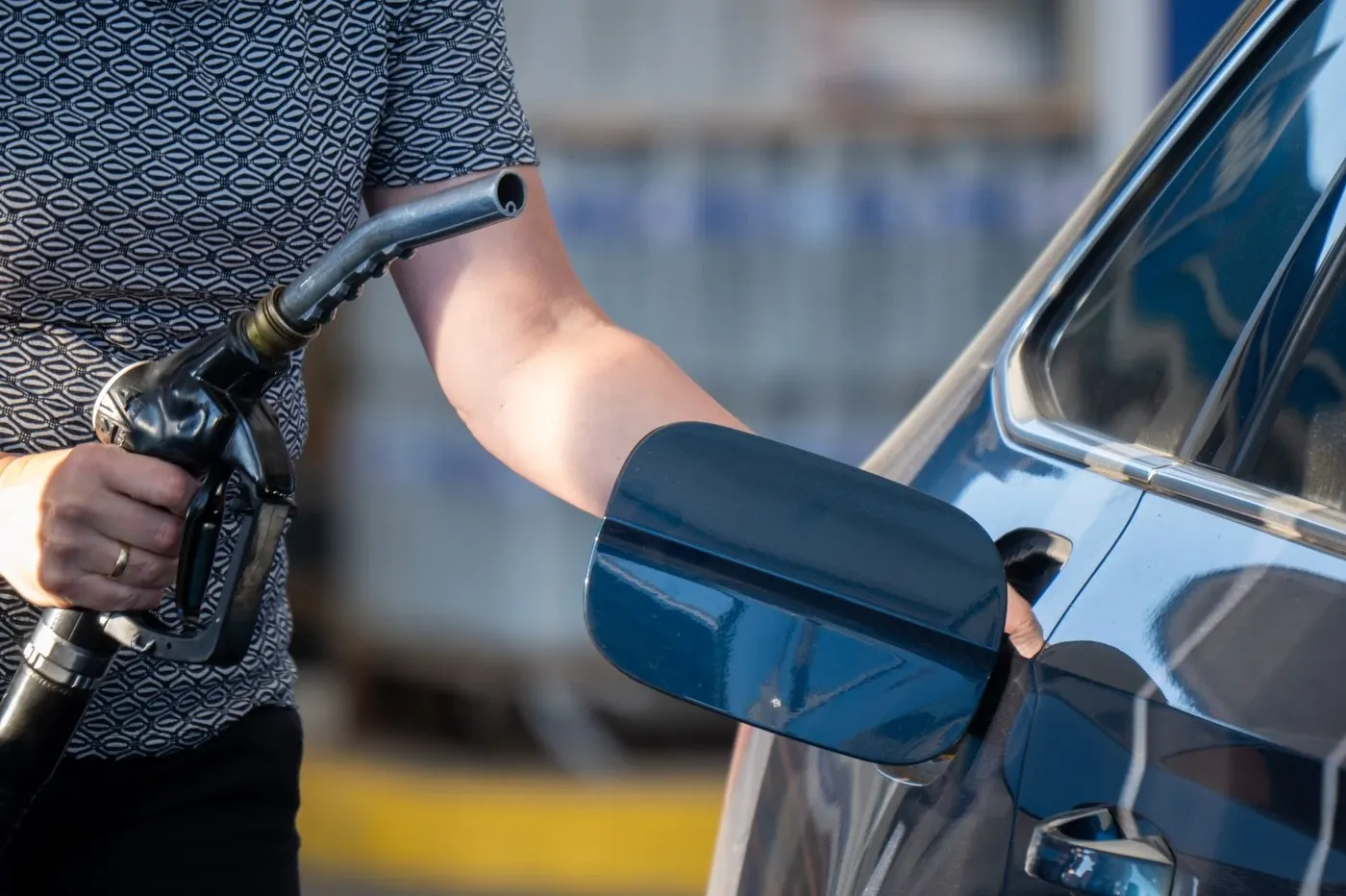 Cine poate cumpăra benzină și motorină în rate? Prețurile se mențin mari în continuare