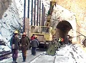 GERUL ÎNGHEAŢĂ LUCRUL PE VALEA OLTULUI
