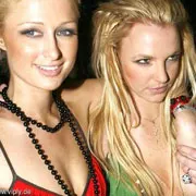 Sondaj: Britney Spears şi Paris Hilton nu merită cadouri de Crăciun