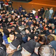 Peste 150 de timişoreni au stat la coadă pentru schimbarea actelor