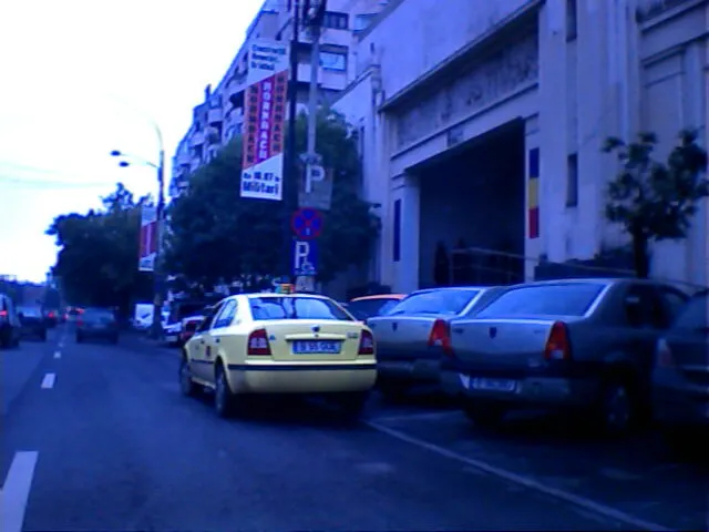Taxi parcat pe şosea