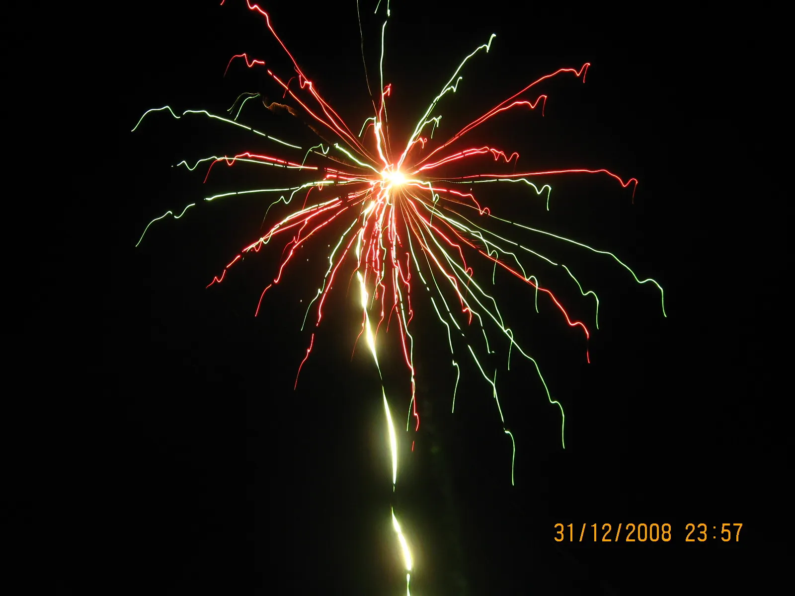 Spectacol de artificii, în comuna Popeşti, jud. vrancea