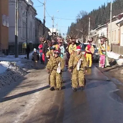 În Bucovina, copii şi tinerii merg la colindat în prima zi a anului 