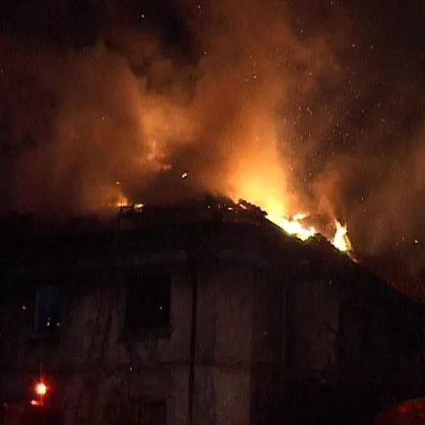 O casă unde se adăposteau oamenii străzii din Capitală a luat foc 