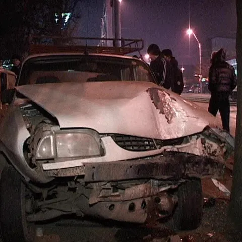 O şoferiţă a derapat şi a intrat cu maşina în două automobile parcate 
