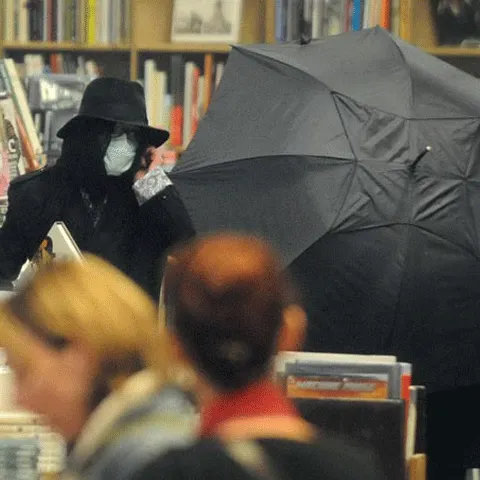 Michael Jackson are nevoie de umbrelă chiar şi în magazine