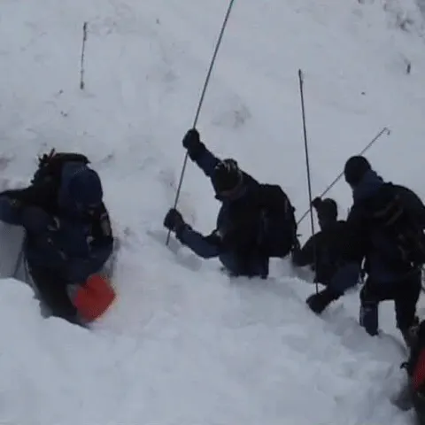 Cei doi tineri care s-au rătăcit în staţiunea Straja, Hunedoara, au fost găsiţi 