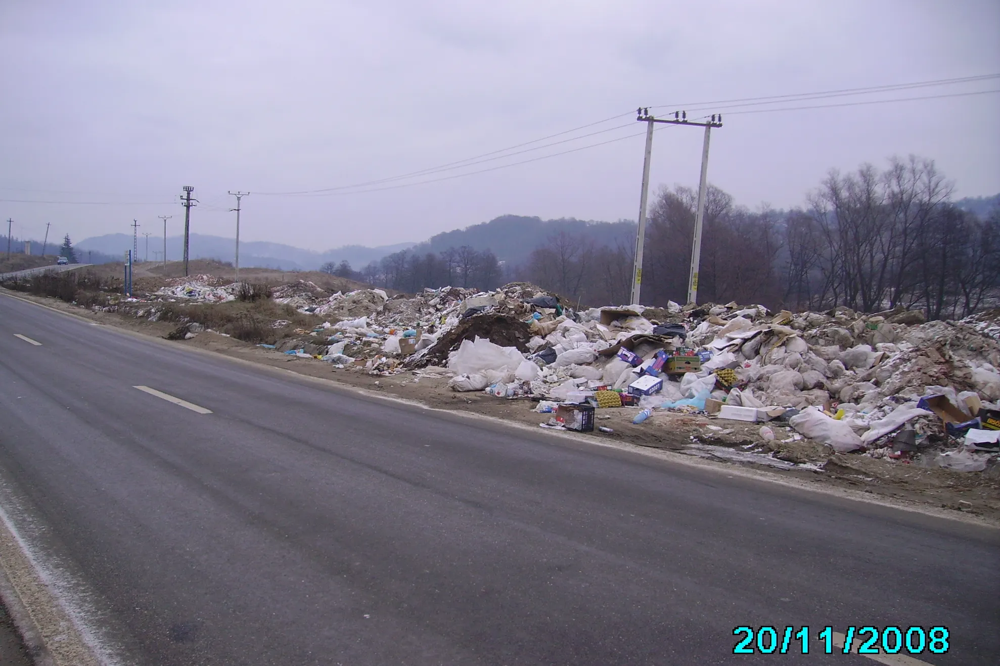 Mizerie cruntă în Curtea de Argeş, la intrarea dinspre Câmpulung
