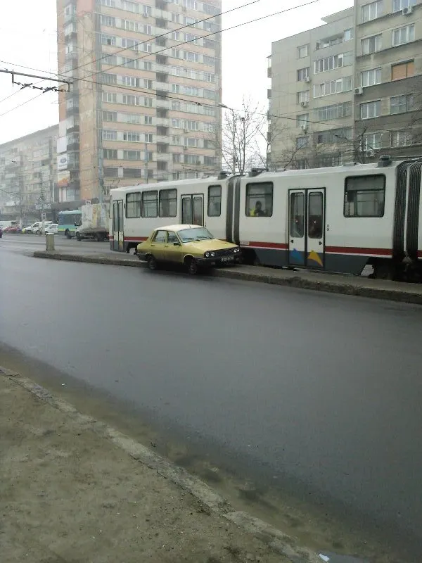 Parcat în staţia de tramvai