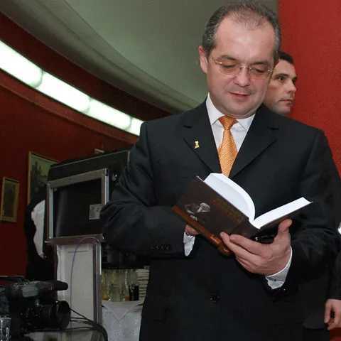 Premierul Emil Boc are o locuinţă în Cluj, un Peugeot achiziţionat în leasing şi mai multe conturi bancare