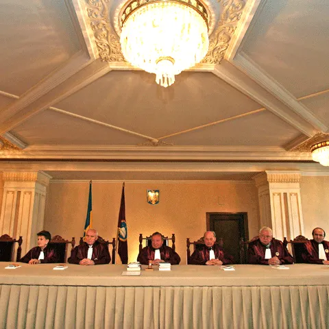 CCR va discuta astăzi sesizarea preşedintelui Băsescu privind Legea caselor naţionalizate