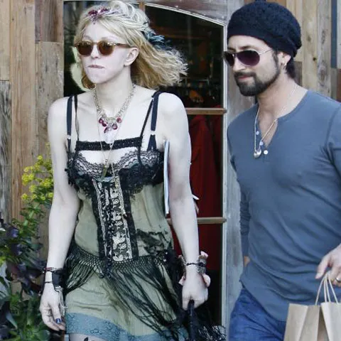 Courtney Love a ieşit pe stradă îmbrăcată ca de Halloween - VEZI GALERIE FOTO