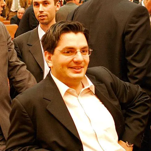 Tinerii pesedişti cer resturile de la masa baronilor