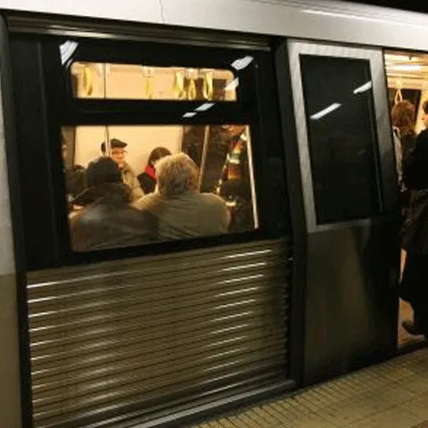 Revista Presei: Ferestrele rabatabile aerisesc metroul Capitalei