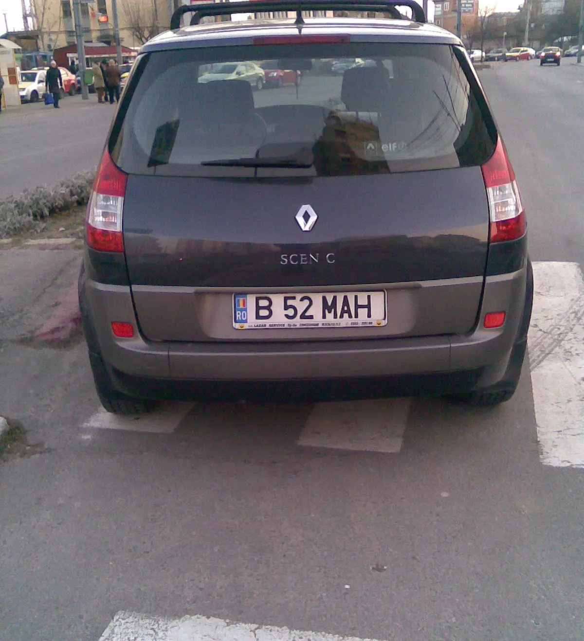 Parcare pe trecerea de pietoni