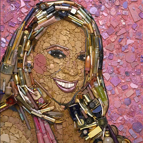 Portretele cântăreţei Mariah Carey şi a Annei Nicole Smith, mozaicuri din produse de machiat şi alte obiecte - VEZI FOTO