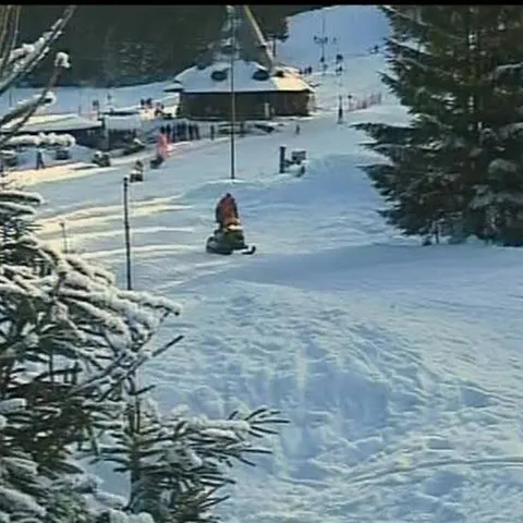 În Maramureş turiştii pot face plimbări cu snowmobilul