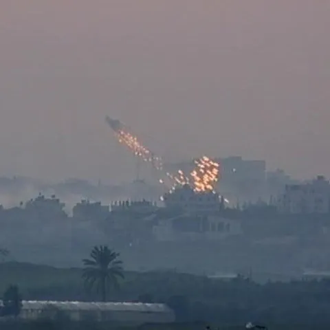 Israelienii s-au adunat să privească raidurile asupra Fâşiei Gaza 