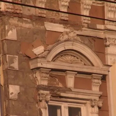 O clădire publică din Oradea se prăbuşeşte peste trecători