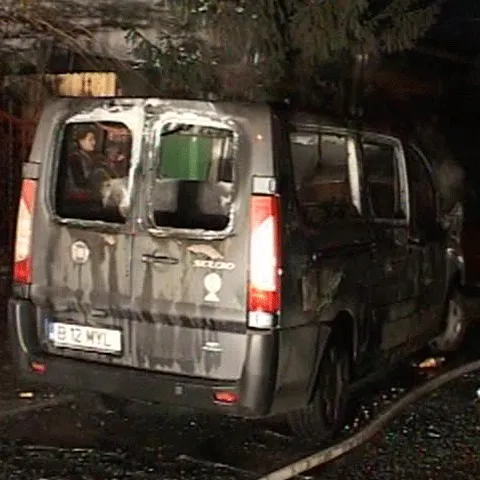Trei maşini au ars complet duminică noapte în Capitală 