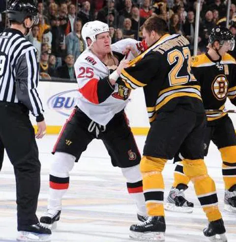 Matt Hunwick, ultimul debutat în clasamentul hocheiştilor-boxeri din NHL 