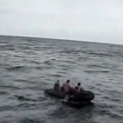 Un indonezian care se afla pe feribotul scufundat duminică a supravieţuit 24 de ore înotând