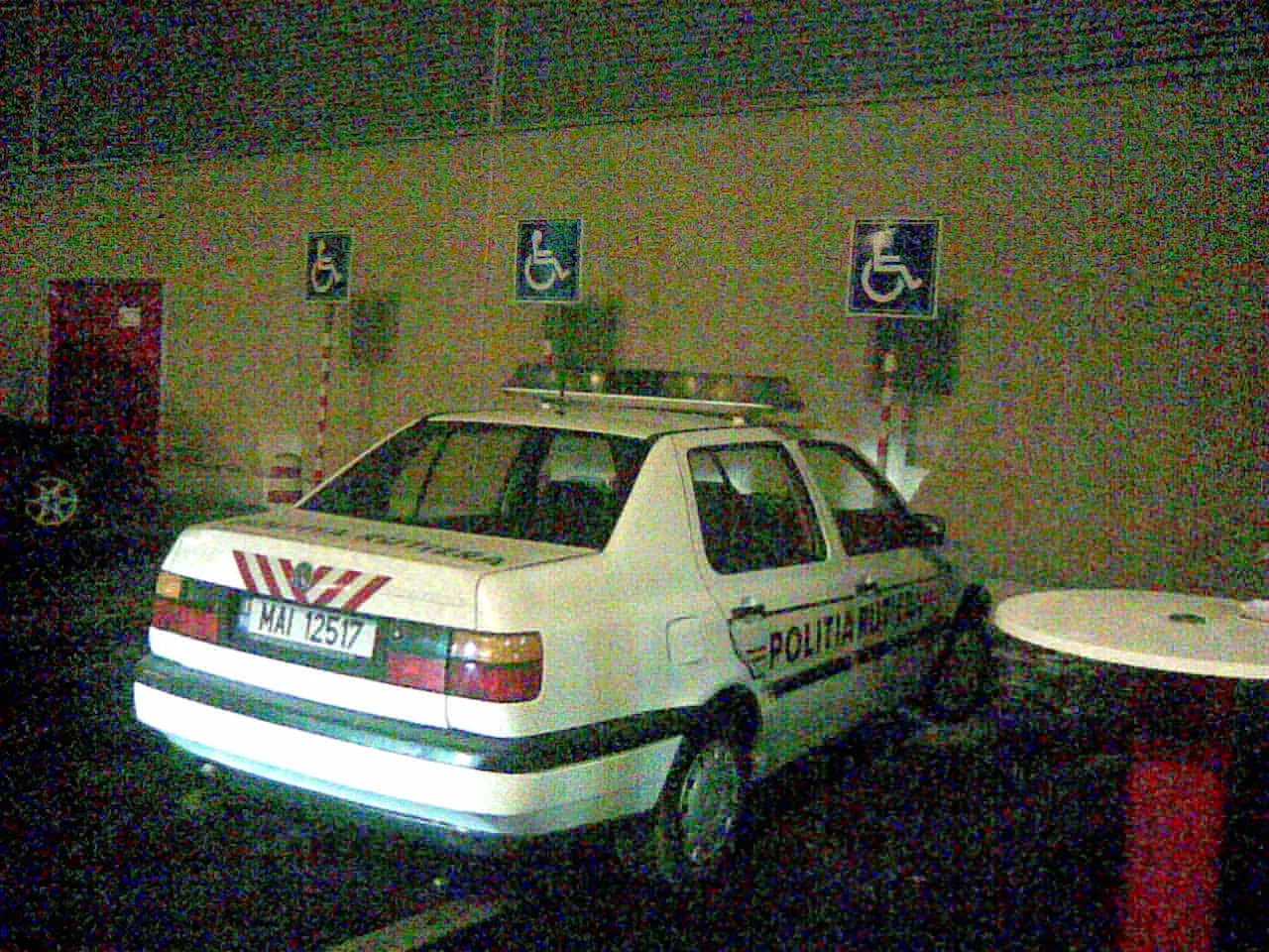 Maşina poliţiei parctă neregulamnetar