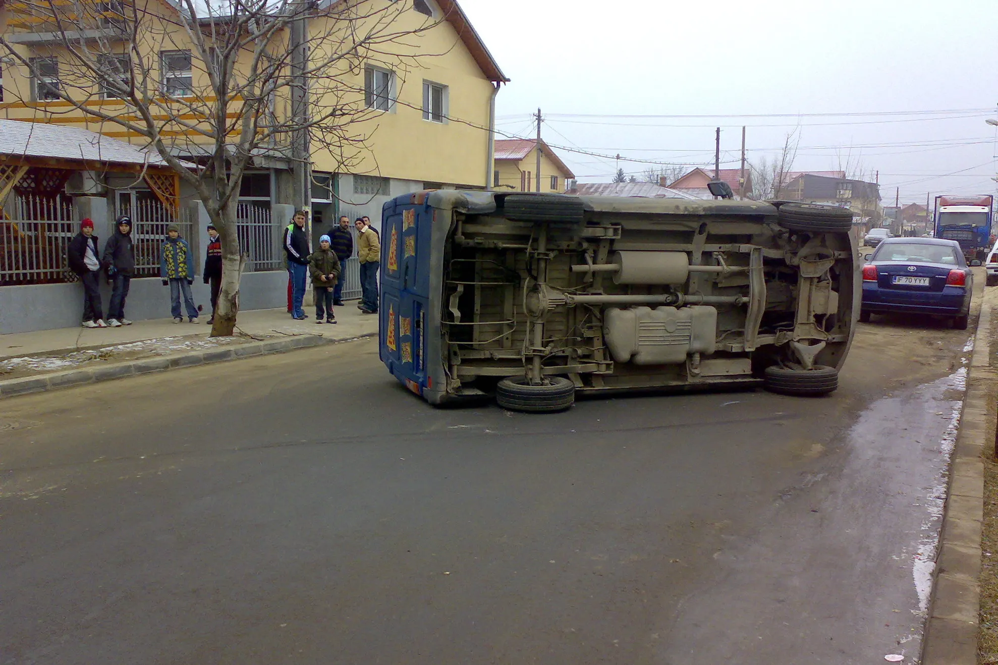 Accident în Bucureşti, o maşină s-a răsturnat