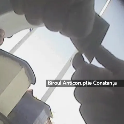 Un poliţist de la IPJ Constanţa a fost prins în flagrant când primea bani 