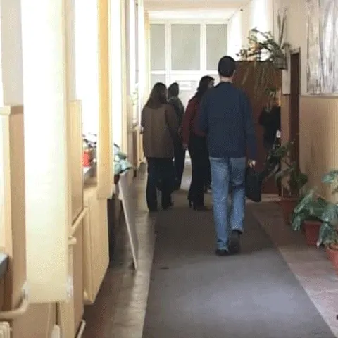 Mai multe eleve de liceu s-au bătut pentru o coroană de flori