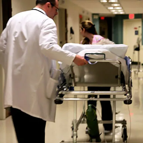 Procurorii din Tg. Mureş cercetează decesul unei femei care a murit în spital după o operaţie