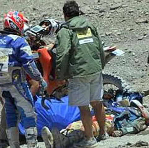 Ultima victimă a Dakarului! Un motociclist spaniol a intrat în comă în urma unei căzături